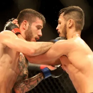 Depois de um início estudado, Nicolau começou a dominar o centro do octógono, disparando mais golpes que o rival - Reinaldo Canato/UOL