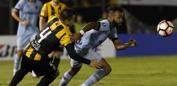 Fernandinho, do Grêmio é acompanha de perto por Baez, do Guaraní-PAR - Andrés Cristaldo/EFE - Andrés Cristaldo/EFE