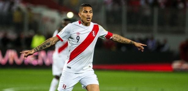 Guerrero fez o gol que deu vida aos peruanos - ERNESTO BENAVIDES/AFP