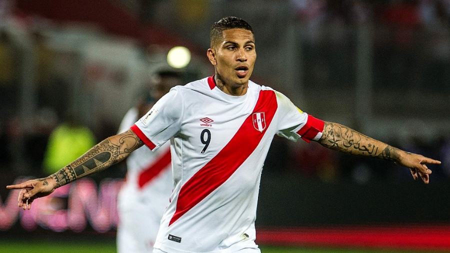 Guerrero comemora gol do Peru contra a Colômbia, que classificou a seleção para a repescagem - ERNESTO BENAVIDES/AFP