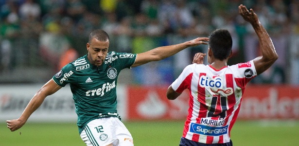 O lateral Mayke tenta o cruzamento no jogo entre Palmeiras e Junior Barranquilla - Daniel Vorley/AGIF