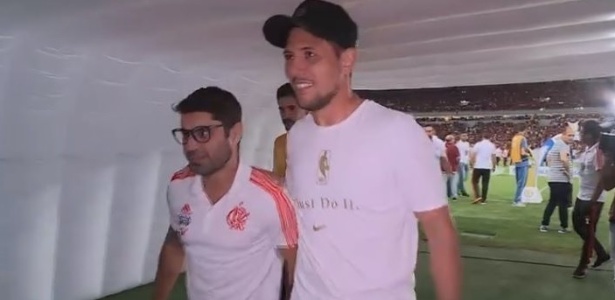 Diego Alves foi ao vestiário do Maracanã desejar boa sorte aos companheiros - Reprodução/Premiere