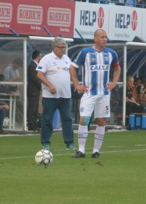 Geninho observa o jogo enquanto Marquinhos se prepara para bater falta a favor do Avaí - Jamira Furlani / Avaí FC - Jamira Furlani / Avaí FC
