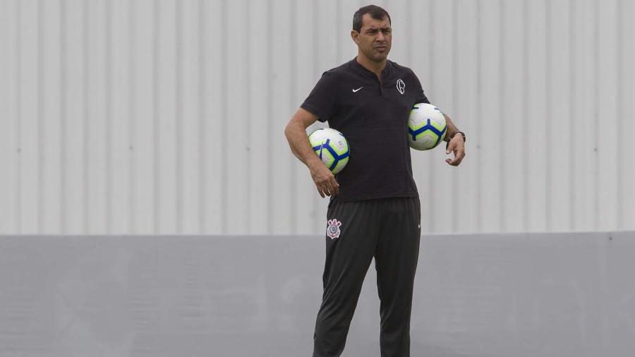 Fábio Carille dá instruções aos jogadores do Corinthians durante treino no CT Joaquim Grava - Rodrigo Gazzanel/Ag. Corinthians