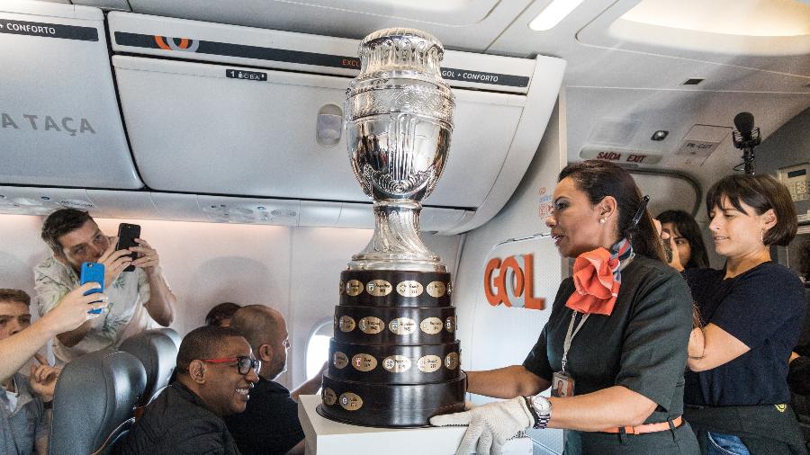 Troféu da Copa América foi exposto durante um voo comercial entre o Rio de Janeiro e São Paulo - Simon Plestenjak/UOL