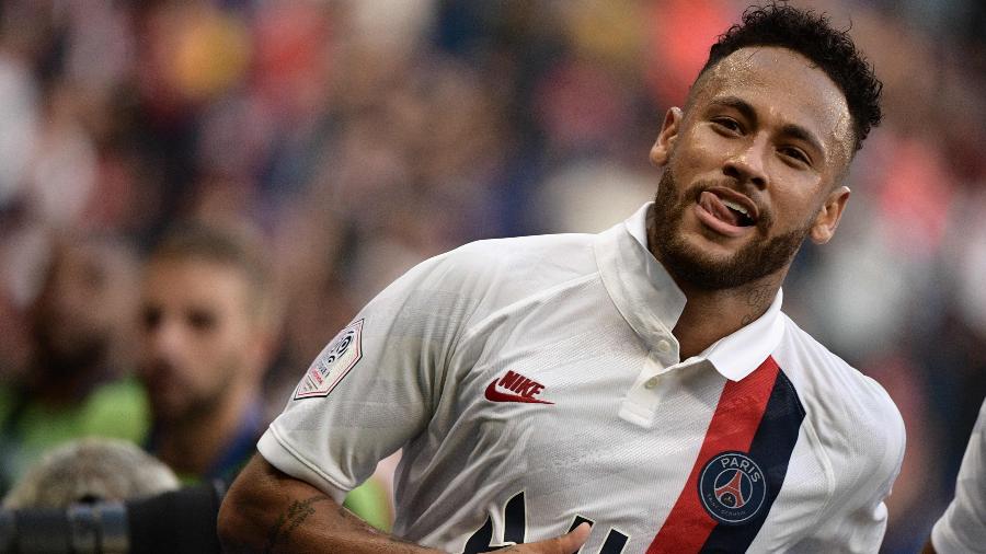 Neymar comemora após marcar para o PSG contra o Strasbourg - Martin Bureau/AFP