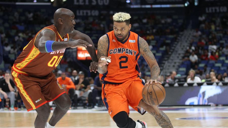 Andre Emmett (direita) enfrenta Dion Glover em jogo pelo BIG3 - Chris Graythen/BIG3 via Getty Images/AFP