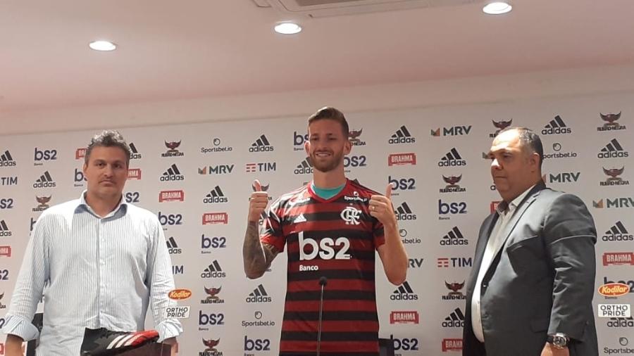 Zagueiro Leo Pereira veste a camisa do Flamengo em apresentação - Leo Burlá / UOL