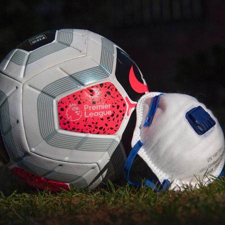 Bola utilizada na Premier League ao lado de uma máscara de proteção contra o coronavírus -  Visionhaus / Getty Images