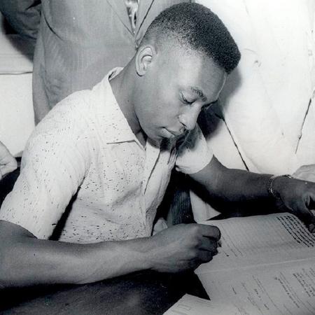Pelé assina seu primeiro contrato profissional com o Santos em 25 de junho de 1957 - Reprodução/Facebook