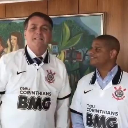 Bolsonaro posa ao lado de Marcelinho Carioca com a camisa do Corinthians - Reprodução/Facebook