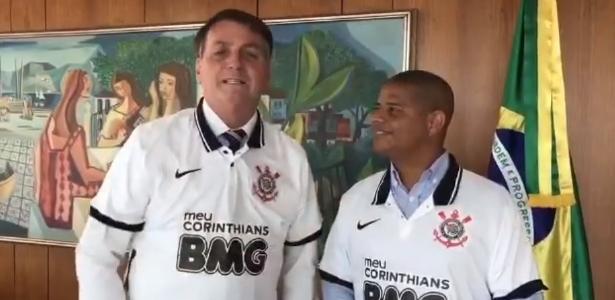 o presidente está vestindo uma camisa coríntia;  relógio