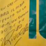 Sérgio Ramos mostra camisa autografada de Rivaldo e agradece  - undefined