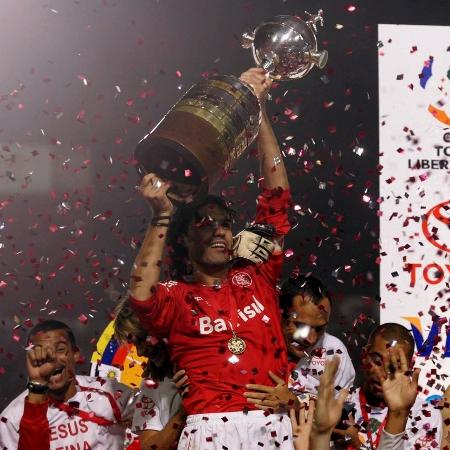 Fernandão ergue a taça da Libertadores após a conquista do título do Internacional, em 2006