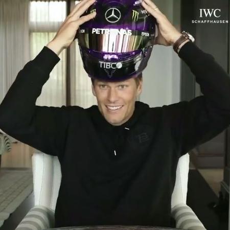 Tom Brady com capacete de Lewis Hamilton - Reprodução web