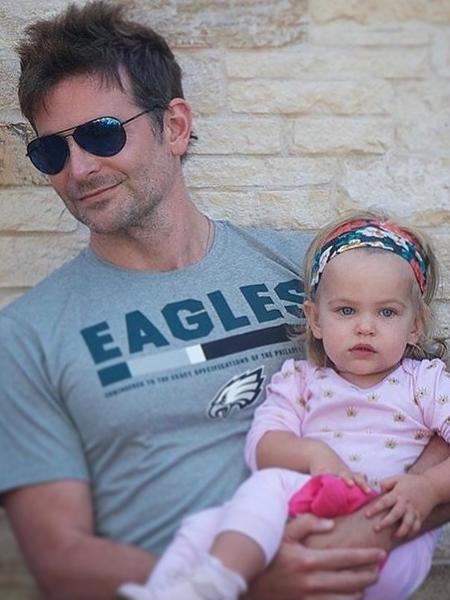Bradley Cooper e a filha Lea De Seine logo quando ela nasceu. Atualmente ela tem 6 anos