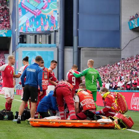 Christian Eriksen, da Dinamarca, recebe atendimento médico em campo após sofrer síncope em partida contra a Finlândia pela Eurocopa - Martin Meissner - Pool/Getty Images