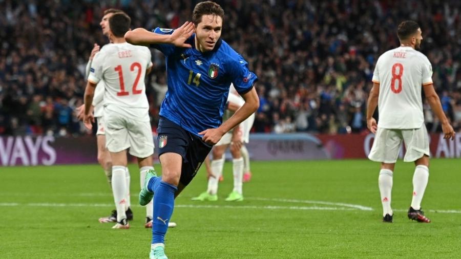 Federico Chiesa comemora gol da Itália contra a Espanha pela semifinal da Eurocopa - Getty Images