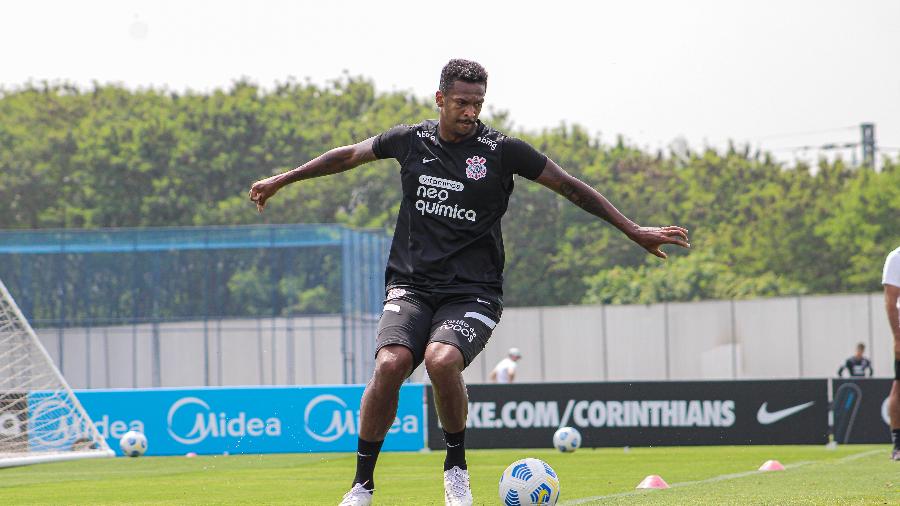 Jô voltou aos treinos no CT Joaquim Grava após ser liberado do jogo contra o Atlético-GO, pelo Brasileirão  - Rodrigo Coca/ Ag. Corinthians 