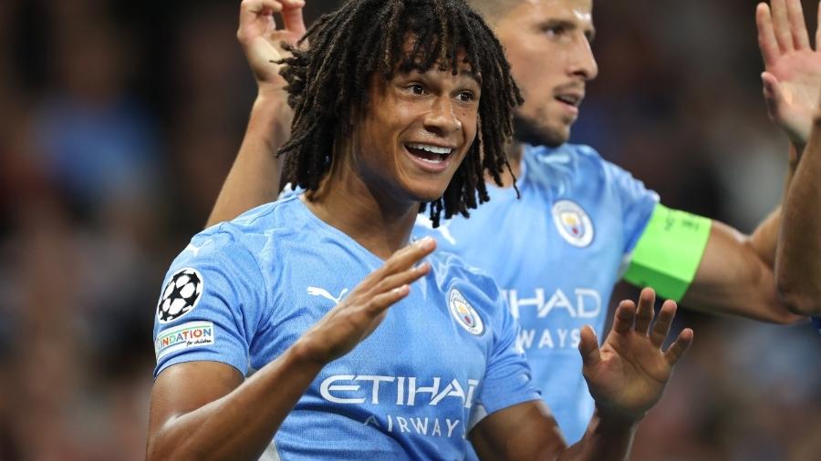 Aké comemora o primeiro gol do City na vitória pela Champions - Charlotte Wilson/Offside/Offside via Getty Images