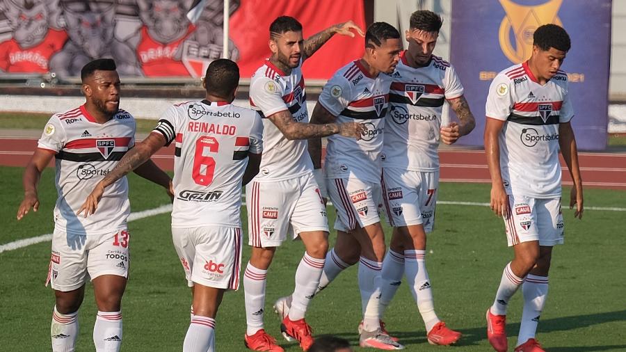 Jogadores do São Paulo comemoram gol de Rigoni contra o Atletico-GO - Marcello Zambrana/AGIF