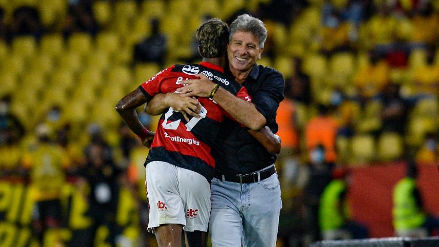 Bruno Henrique comemora com Renato Gaúcho seu segundo gol na partida entre Flamengo e Barcelona-EQU - Marcelo Cortes/CRF
