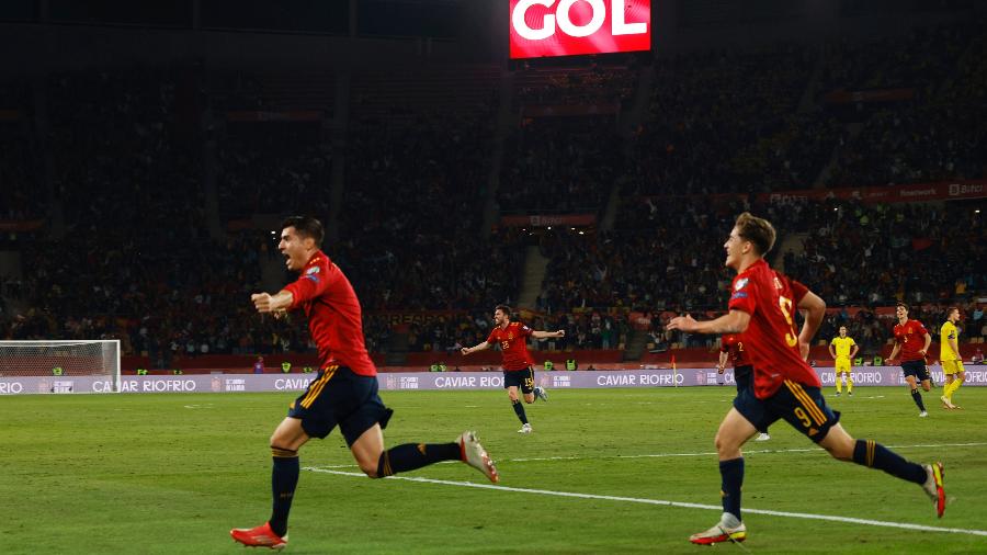 Jogadores da Espanha comemoram gol que garantiu a classificação para a Copa do Mundo de 2022 - REUTERS
