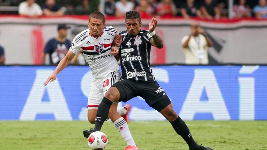 Paulinho durante disputa de bola no Majestoso - Rodrigo Coca/ Ag. Corinthians 