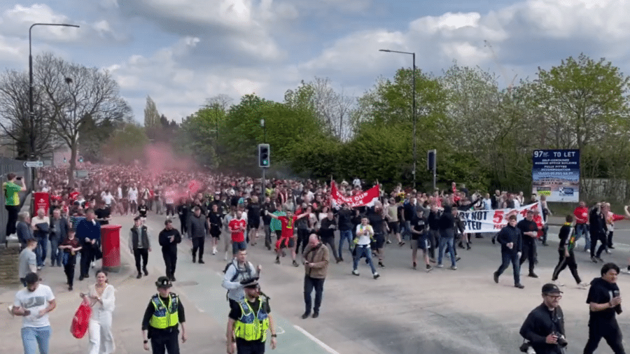 Torcedores dos Reds em protesto contra donos da equipe - Reprodução/Twitter