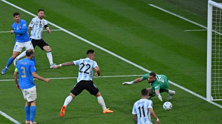 Lautaro Martínez opens the scoring for Argentina against Italy after a beautiful move by Lionel Messi - Ben Stansall / AFP - Ben Stansall / AFP