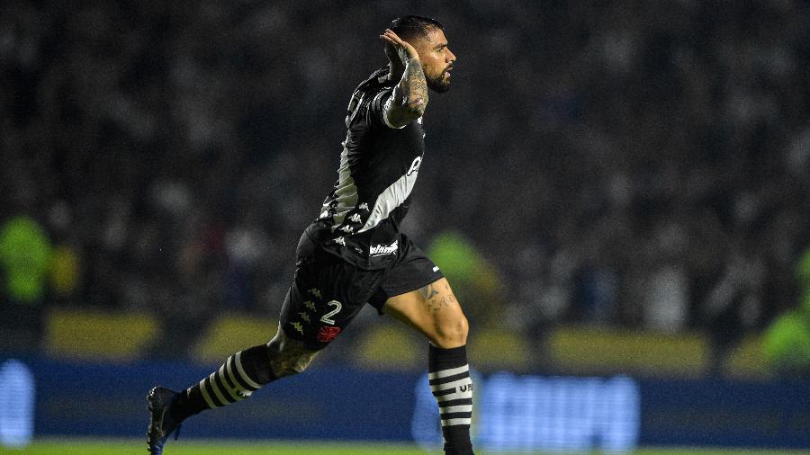Quintero, zagueiro do Vasco, comemora seu gol contra o Operário, na Série B - Thiago Ribeiro/AGIF
