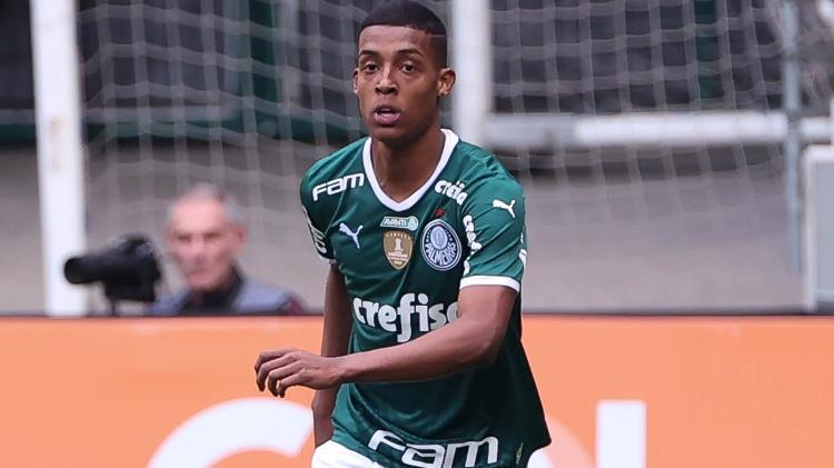 Vanderlan, lateral-esquerdo do Palmeiras, em ação contra o Inter, no Allianz Parque, pelo Brasileirão