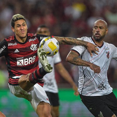 Jogadores de Flamengo e Athletico brigam pela bola em partida das quartas de final da Copa do Brasil - Thiago Ribeiro/AGIF