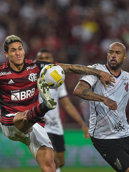 Jogadores de Flamengo e Athletico brigam pela bola em partida das quartas de final da Copa do Brasil - Thiago Ribeiro/AGIF
