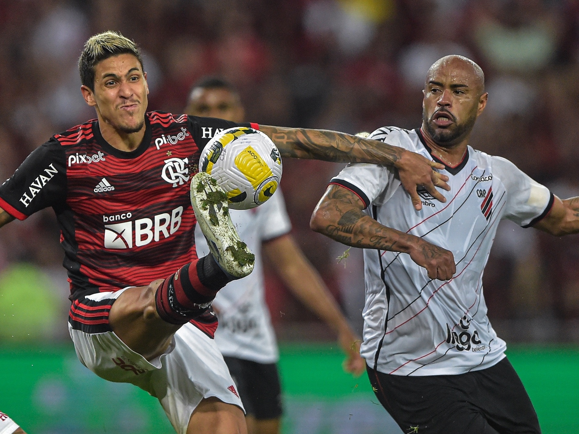 Busca por Rodinei, do Flamengo, reforça ambição do Botafogo no mercado