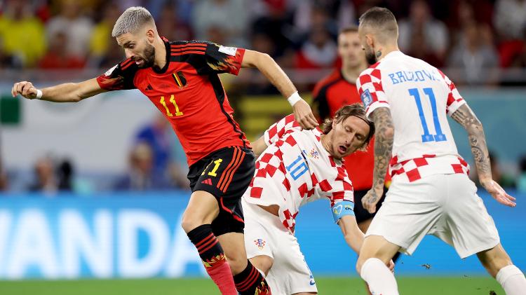 Carrasco disputa a bola com Modric em Bélgica x Croácia na Copa - Igor Kralj/Pixsell/MB Media/Getty Images - Igor Kralj/Pixsell/MB Media/Getty Images