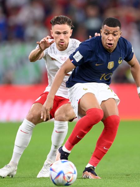 Mbappé e Matty Cash disputam bola França x Polônia pela Copa do Mundo - Laurence Griffiths/Getty Images