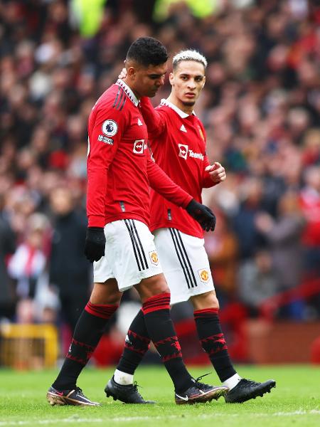 Compatriotas, Antony consola Casemiro após expulsão em Manchester United x Southampton - Nathan Stirk/Getty Images