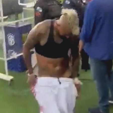 Meio-campista do Flamengo tirou o shorts na saída de campo após vitória sobre Goiás - Reprodução/Twitter