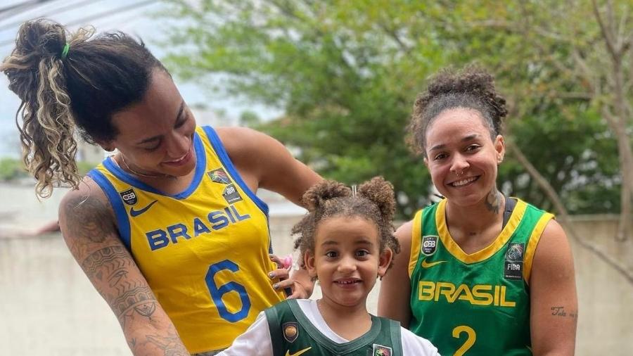 Sassá, Nallu e Lays com a camisa da seleção brasileira de basquete - Arquivo pessoal