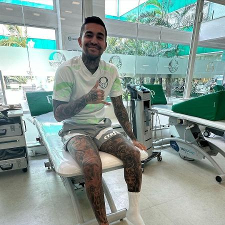 Dudu segue cronograma de recuperação na Academia de Futebol do Palmeiras