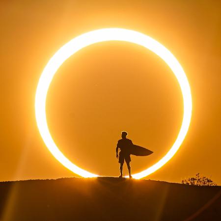 Surfista Italo Ferreira durante o eclipse anular, em Baia Formosa