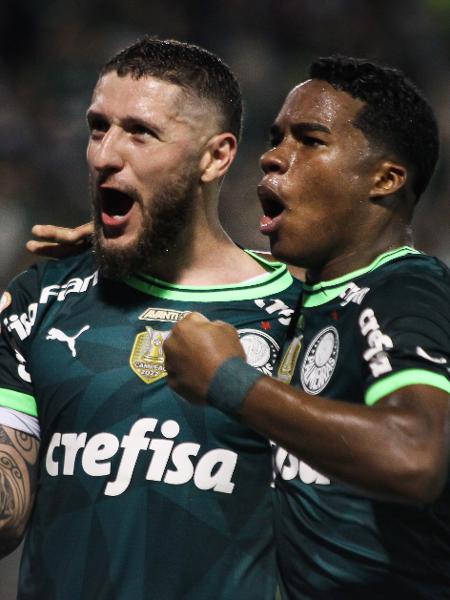 Zé Rafael e Endrick comemoram gol do Palmeiras contra o Inter, pelo Brasileirão