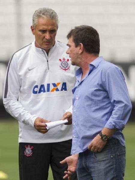 Tite e Andrés Sanchez durante treino do Corinthians em 2015