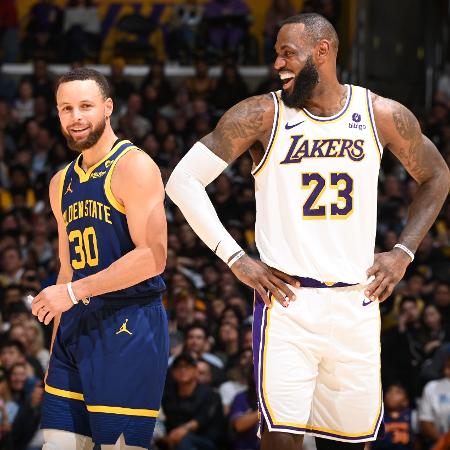 Stephen Curry e LeBron James durante jogo entre Warriors e Lakers pela NBA