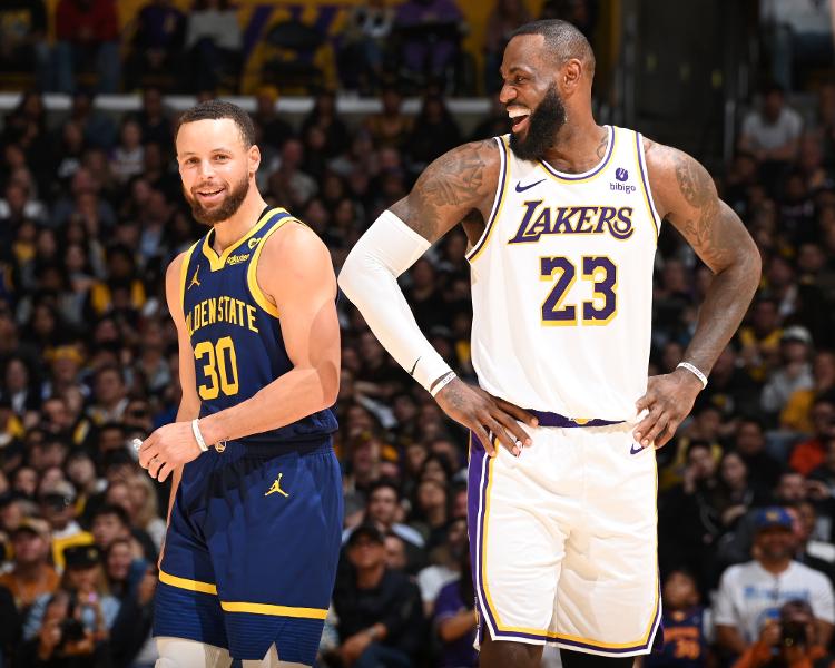 Stephen Curry e LeBron James durante jogo Warriors x Lakers pela NBA