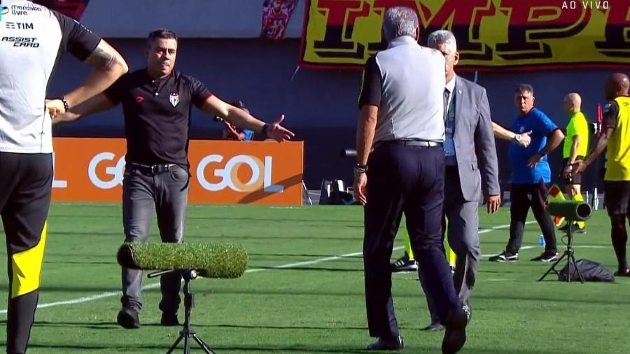 Tite, do Flamengo, protesta contra a expulsão de Jair Ventura, técnico do Atlético-GO