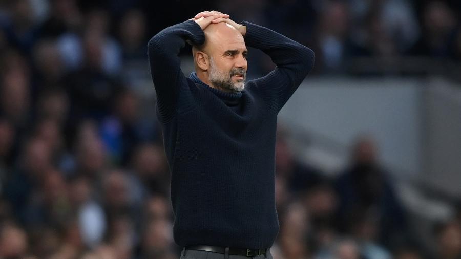 Pep Guardiola, técnico do Manchester City, se lamenta durante jogo contra o Tottenham