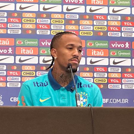 Éder Militão concede entrevista coletiva com a seleção brasileira