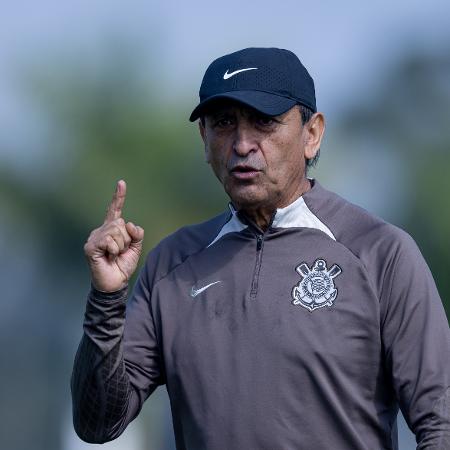 Técnico Ramón Díaz durante treino do Corinthians no CT Dr. Joaquim Grava